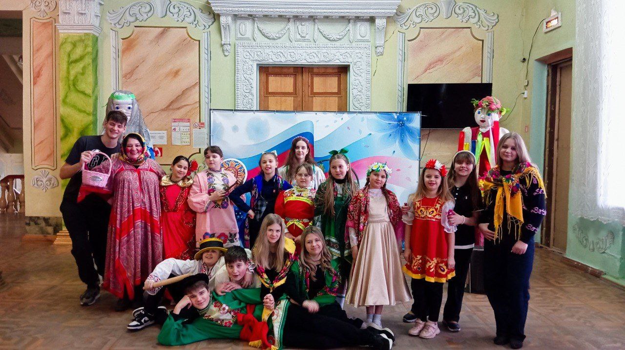 В последний день Масленичной недели, когда провожают зиму и прогоняют холода, в Доме культуры им. Горького пгт Ясеновский развернулось яркое действо — театрализованная игровая программа «Гуляй, Масленица!» В последний день Масленичной недели, когда провожают зиму и прогоняют холода, в Доме культуры им. Горького пгт Ясеновский развернулось яркое действо — театрализованная игровая программа «Гуляй, Масленица!»