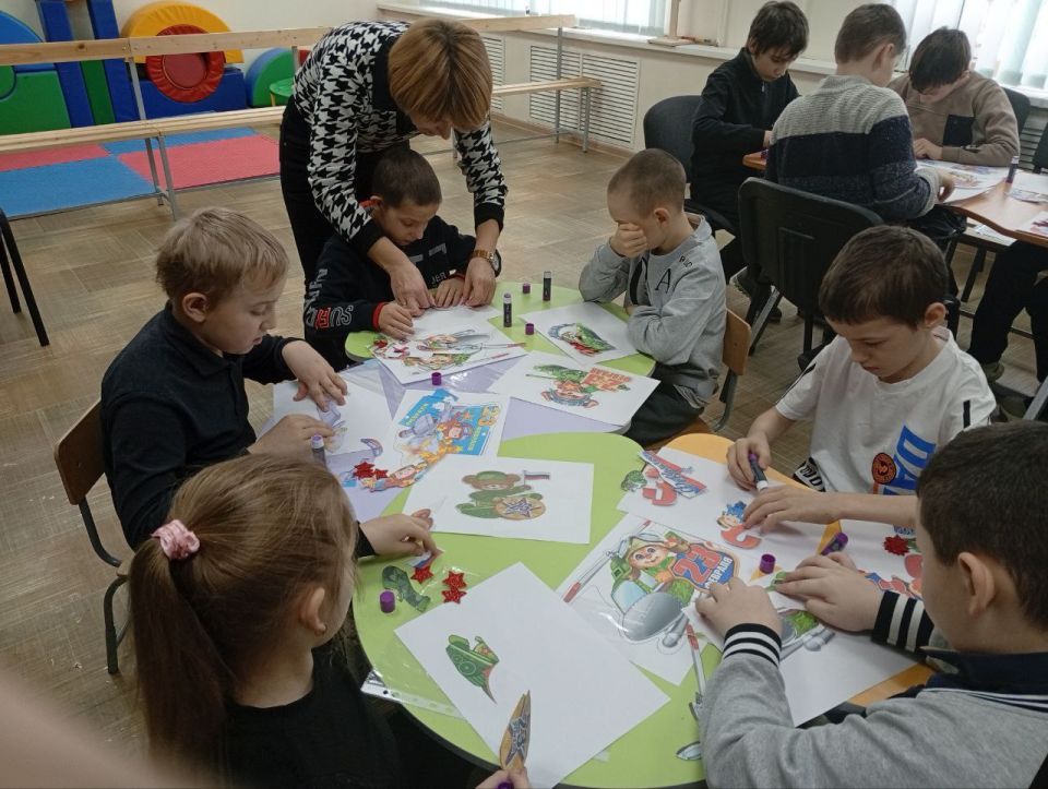 Творческий мастер-класс в Новоайдаре: дети готовят поздравления ко Дню защитника Отечества Творческий мастер-класс в Новоайдаре: дети готовят поздравления ко Дню защитника Отечества