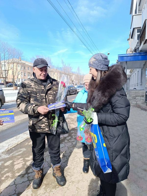 В КРАСНОМ ЛУЧЕ ПОЗДРАВИЛИ ЗАЩИТНИКОВ ОТЕЧЕСТВА В КРАСНОМ ЛУЧЕ ПОЗДРАВИЛИ ЗАЩИТНИКОВ ОТЕЧЕСТВА