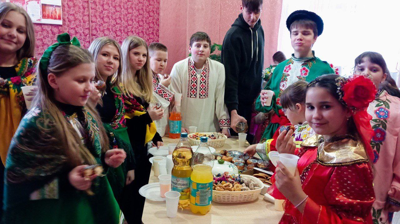 В последний день Масленичной недели, когда провожают зиму и прогоняют холода, в Доме культуры им. Горького пгт Ясеновский развернулось яркое действо — театрализованная игровая программа «Гуляй, Масленица!» В последний день Масленичной недели, когда провожают зиму и прогоняют холода, в Доме культуры им. Горького пгт Ясеновский развернулось яркое действо — театрализованная игровая программа «Гуляй, Масленица!»