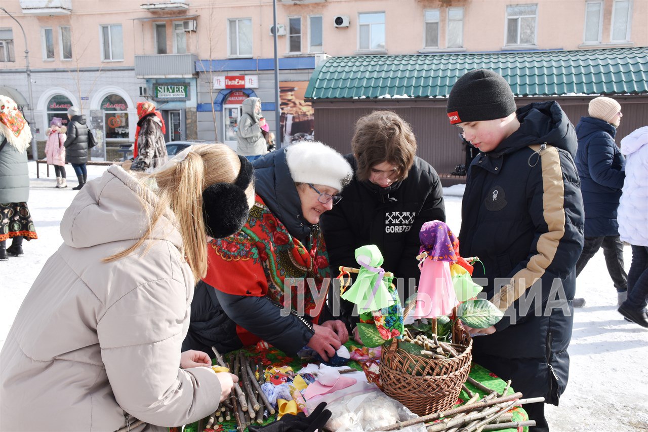 Краснолучане зиму провожают веселыми играми, песнями и блинами Краснолучане зиму провожают веселыми играми, песнями и блинами