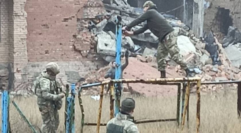 ГЕРОИ НАШЕГО ВРЕМЕНИ. Позывной «Жека»: «Это из поколения в поколение — мужчина должен быть на защите Родины» Они живут и работают рядом с нами ГЕРОИ НАШЕГО ВРЕМЕНИ. Позывной «Жека»: «Это из поколения в поколение — мужчина должен быть на защите Родины» Они живут и работают рядом с нами