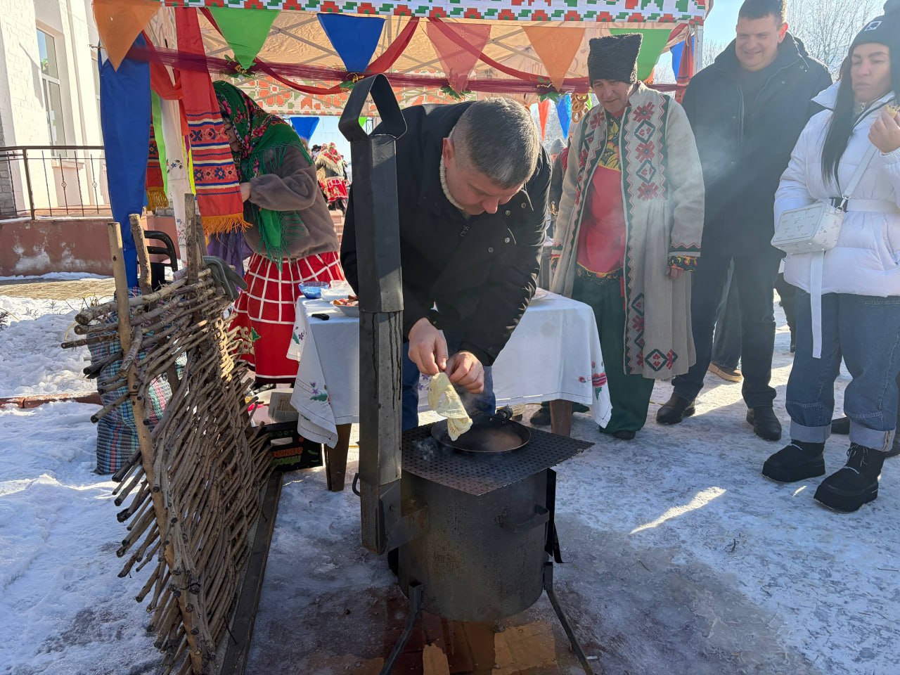 На центральной площади Старобельска прошло яркое народное гулянье в честь Масленицы На центральной площади Старобельска прошло яркое народное гулянье в честь Масленицы