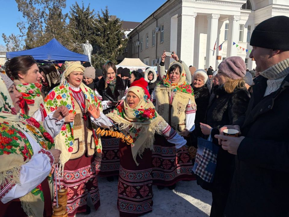 На центральной площади Старобельска прошло яркое народное гулянье в честь Масленицы На центральной площади Старобельска прошло яркое народное гулянье в честь Масленицы