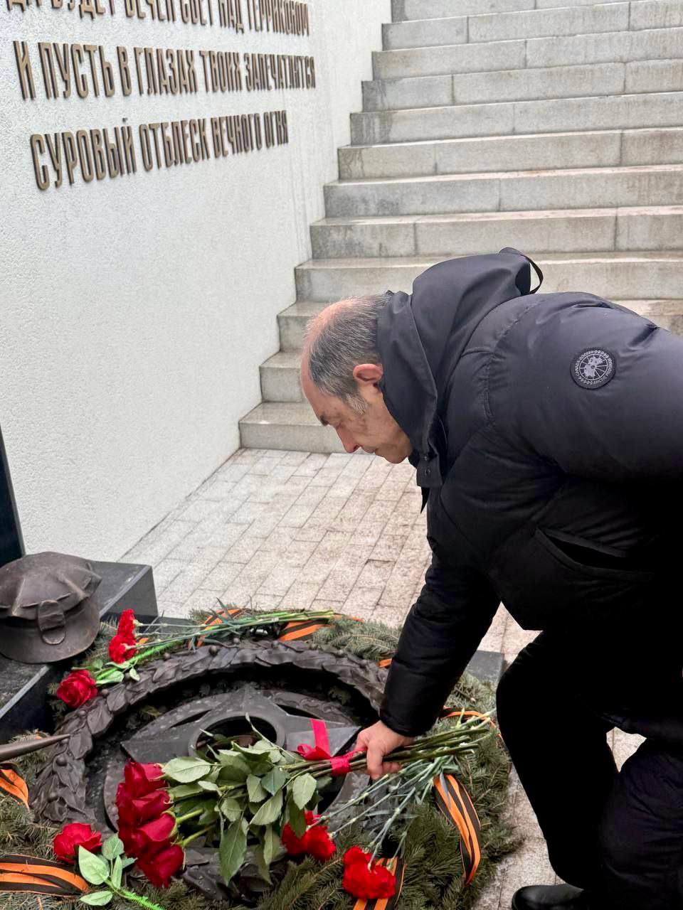 11 Экс-министр внутренних дел России и замминистра регионального МВД возложили цветы на Миус-фронте 11 Экс-министр внутренних дел России и замминистра регионального МВД возложили цветы на Миус-фронте