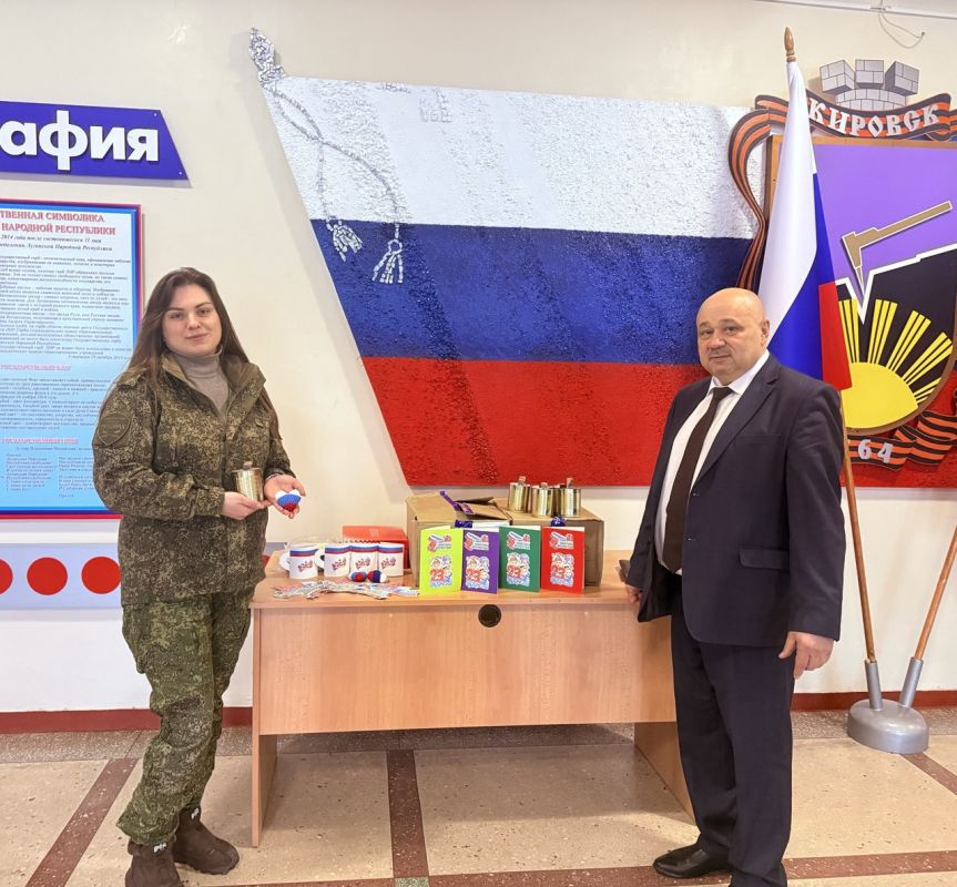 Жители ЛНР передали гумпомощь и угощения военнослужащим ко Дню защитника Отечества Жители ЛНР передали гумпомощь и угощения военнослужащим ко Дню защитника Отечества