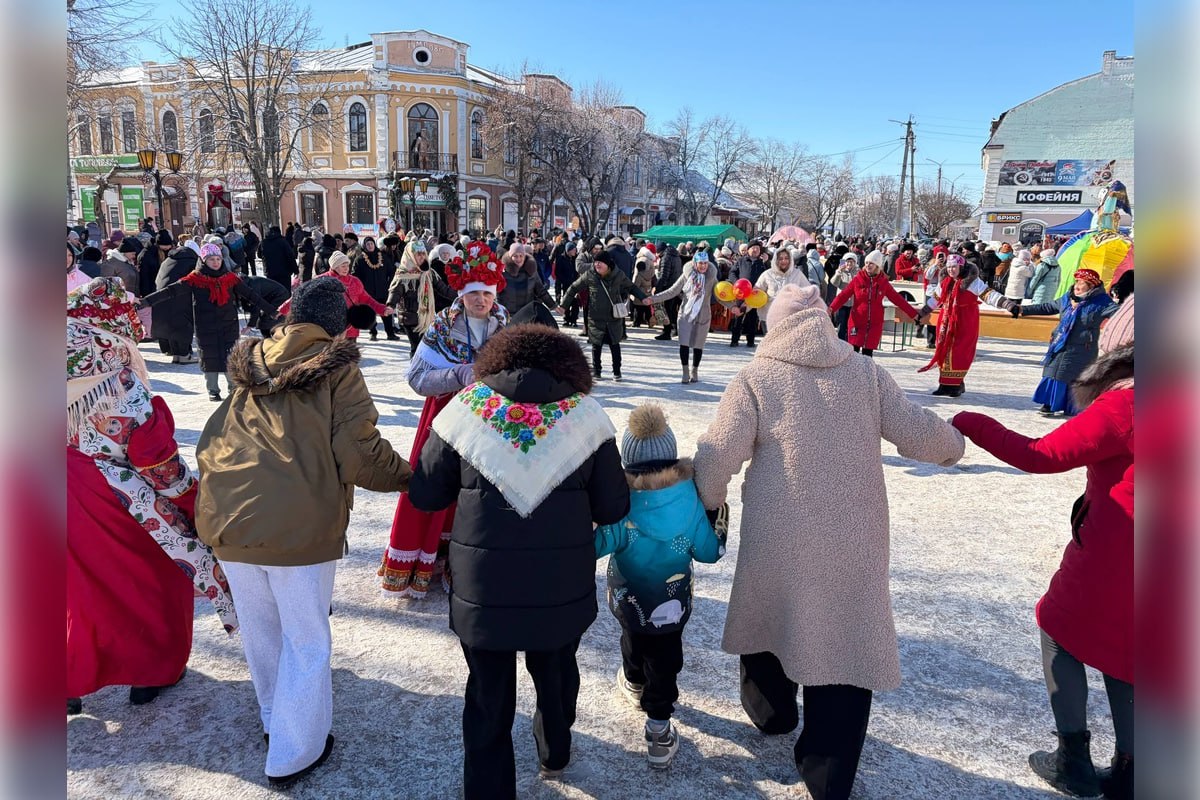 На центральной площади Старобельска прошло яркое народное гулянье в честь Масленицы На центральной площади Старобельска прошло яркое народное гулянье в честь Масленицы