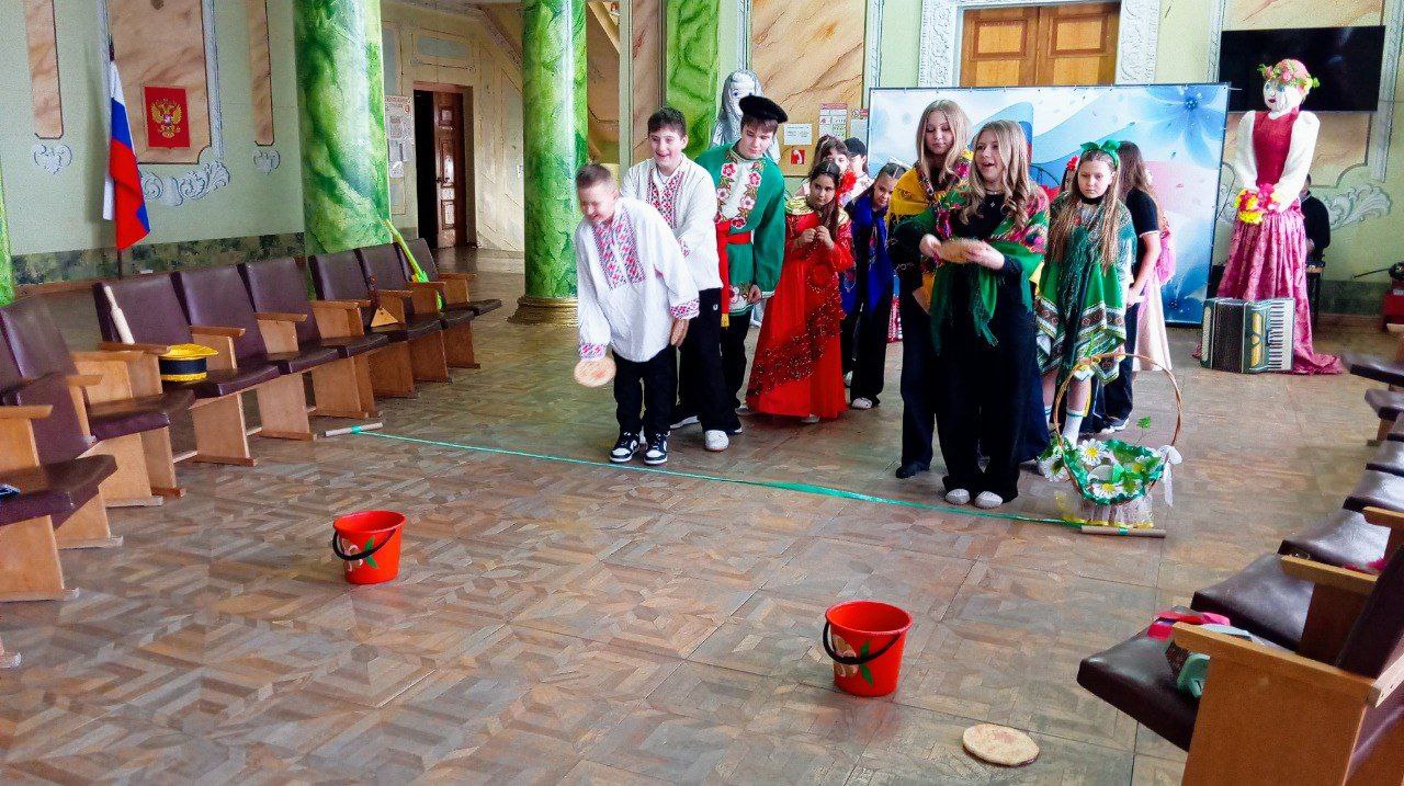 В последний день Масленичной недели, когда провожают зиму и прогоняют холода, в Доме культуры им. Горького пгт Ясеновский развернулось яркое действо — театрализованная игровая программа «Гуляй, Масленица!» В последний день Масленичной недели, когда провожают зиму и прогоняют холода, в Доме культуры им. Горького пгт Ясеновский развернулось яркое действо — театрализованная игровая программа «Гуляй, Масленица!»