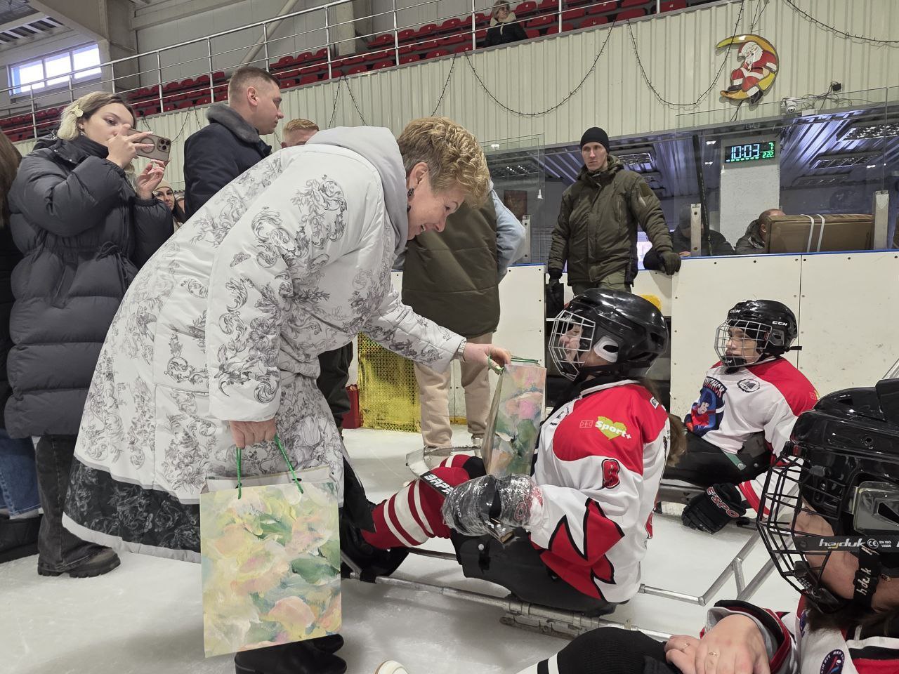 Ольга Бас: В канун Дня защитника Отечества совместно с представителями депутатского корпуса Народного Совета ЛНР от фракции «Единая Россия» посетила спортивный комплекс «Ледовая арена» Ольга Бас: В канун Дня защитника Отечества совместно с представителями депутатского корпуса Народного Совета ЛНР от фракции «Единая Россия» посетила спортивный комплекс «Ледовая арена»