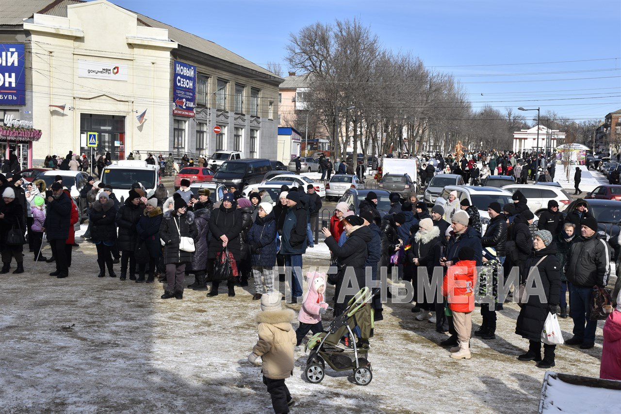 Краснолучане зиму провожают веселыми играми, песнями и блинами Краснолучане зиму провожают веселыми играми, песнями и блинами