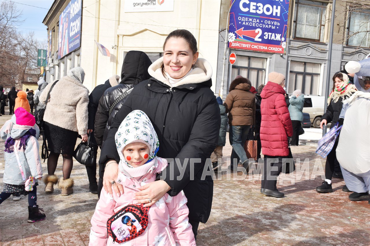 Краснолучане зиму провожают веселыми играми, песнями и блинами Краснолучане зиму провожают веселыми играми, песнями и блинами