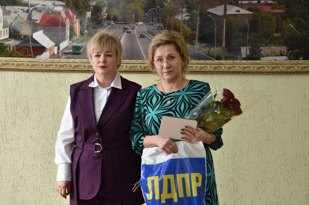 В Ровеньках чествовали участников СВО и вручили медали «Мать солдата» В Ровеньках чествовали участников СВО и вручили медали «Мать солдата»