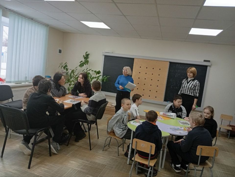 Творческий мастер-класс в Новоайдаре: дети готовят поздравления ко Дню защитника Отечества Творческий мастер-класс в Новоайдаре: дети готовят поздравления ко Дню защитника Отечества