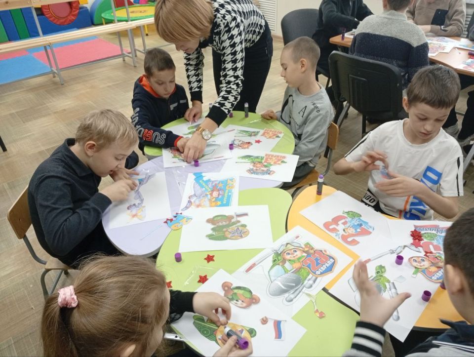 Творческий мастер-класс в Новоайдаре: дети готовят поздравления ко Дню защитника Отечества Творческий мастер-класс в Новоайдаре: дети готовят поздравления ко Дню защитника Отечества
