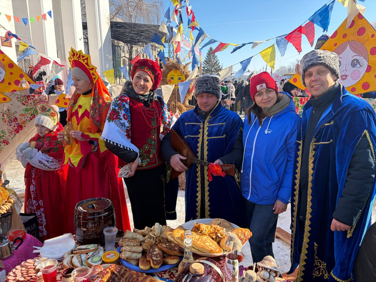 На центральной площади Старобельска прошло яркое народное гулянье в честь Масленицы На центральной площади Старобельска прошло яркое народное гулянье в честь Масленицы