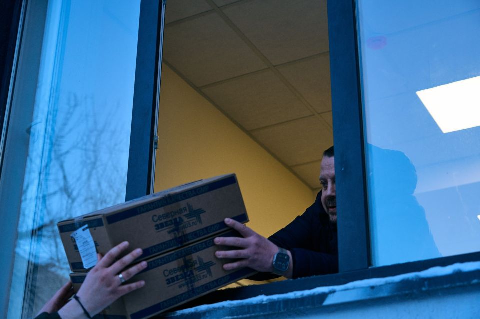 Помощь важна!. Статс-секретарь — заместитель руководителя Росмолодежи Денис Аширов и министр молодёжной политики ЛНР Михаил Голубович вместе с волонтерами регионального штаба #МЫВМЕСТЕ и активистами Молодой Гвардии Единой... Помощь важна!. Статс-секретарь — заместитель руководителя Росмолодежи Денис Аширов и министр молодёжной политики ЛНР Михаил Голубович вместе с волонтерами регионального штаба #МЫВМЕСТЕ и активистами Молодой Гвардии Единой...