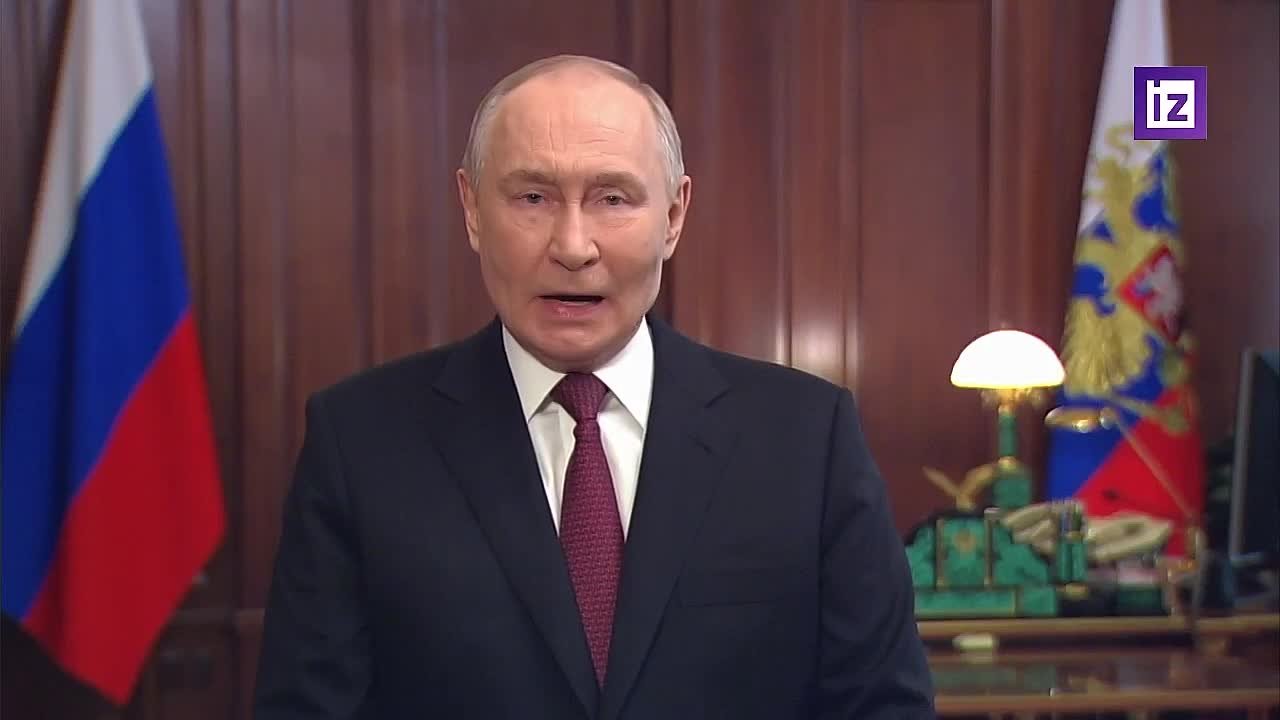 Президент России Владимир Путин поздравил мужчин страны с Днем защитника Отечества