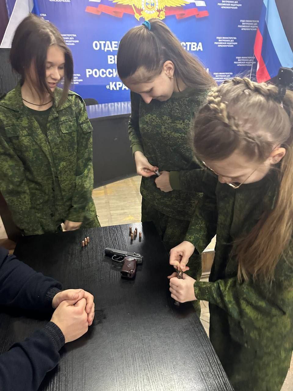 111111Краснолучские полицейские провели мероприятие для учеников кадетских классов МВД 111111Краснолучские полицейские провели мероприятие для учеников кадетских классов МВД