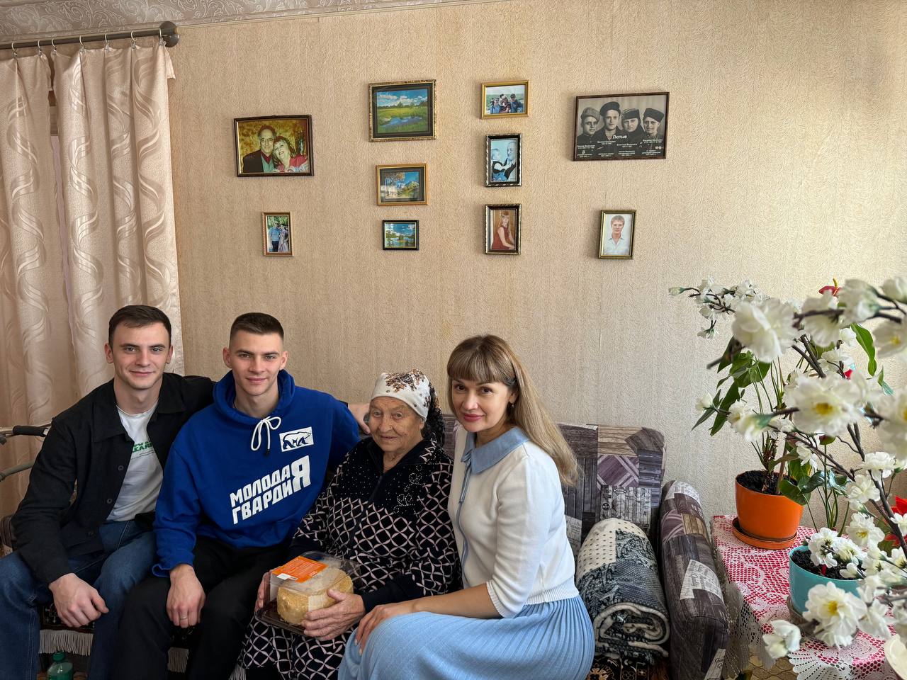 Продолжаются поздравления ветеранов с Днём защитника Отечества Продолжаются поздравления ветеранов с Днём защитника Отечества