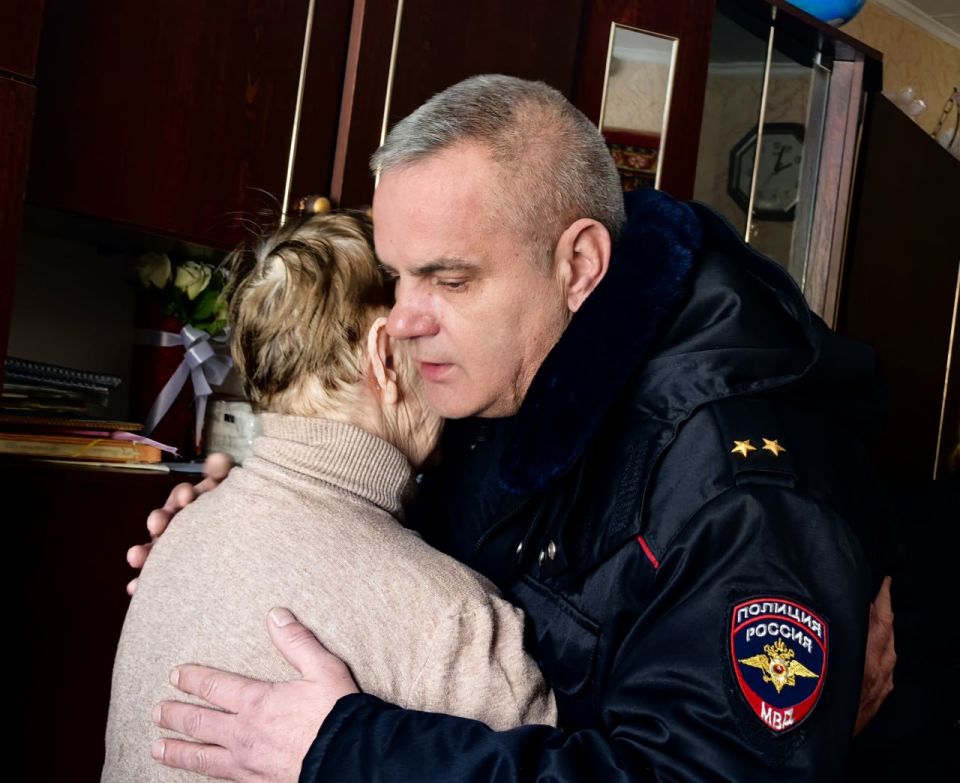 Сегодня, в День защитника Отечества, в Молодогвардейске почтили память старшего лейтенанта милиции Вячеслава Николаевича Литвинова, сотрудника уголовного розыска, который отдал свою жизнь в борьбе с преступностью Сегодня, в День защитника Отечества, в Молодогвардейске почтили память старшего лейтенанта милиции Вячеслава Николаевича Литвинова, сотрудника уголовного розыска, который отдал свою жизнь в борьбе с преступностью