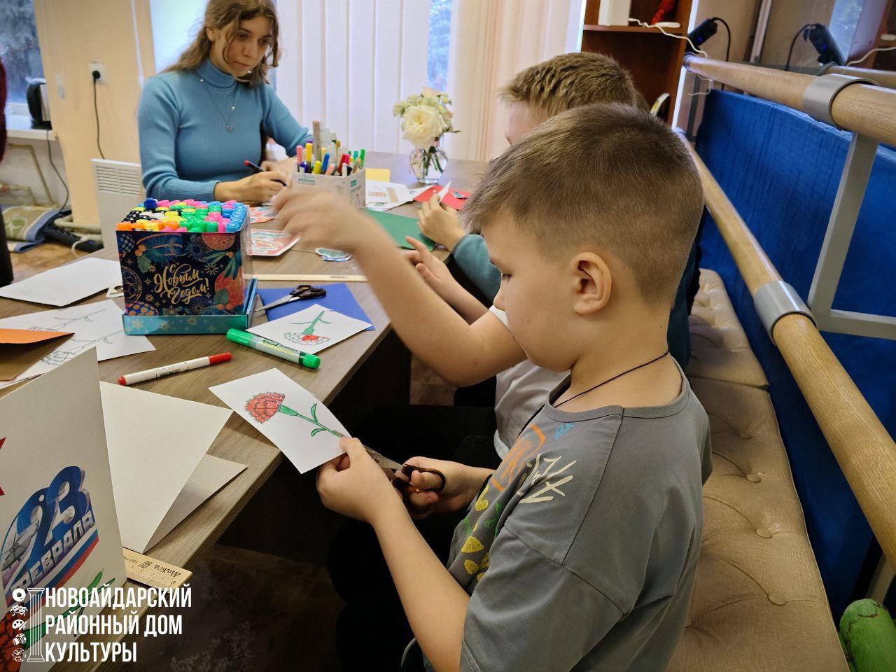 В Новоайдарском районном доме культуры состоялся увлекательный мастер-класс по изготовлению открыток, посвящённый празднику 23 февраля В Новоайдарском районном доме культуры состоялся увлекательный мастер-класс по изготовлению открыток, посвящённый празднику 23 февраля