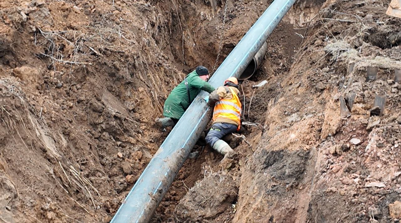 Специалисты компании «ТюменьБурСтрой» заменили участок трубы (диаметром 700) на водоводе в районе шахты Баракова Специалисты компании «ТюменьБурСтрой» заменили участок трубы (диаметром 700) на водоводе в районе шахты Баракова