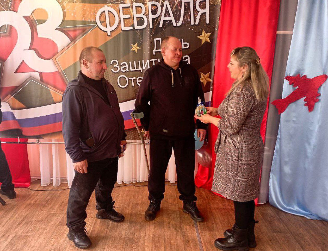 В День защитника Отечества мы отдаем дань уважения и благодарности тем, кто мужественно защищал родную землю от захватчиков, и тем, кто в мирное время несёт нелегкую и ответственную службу В День защитника Отечества мы отдаем дань уважения и благодарности тем, кто мужественно защищал родную землю от захватчиков, и тем, кто в мирное время несёт нелегкую и ответственную службу