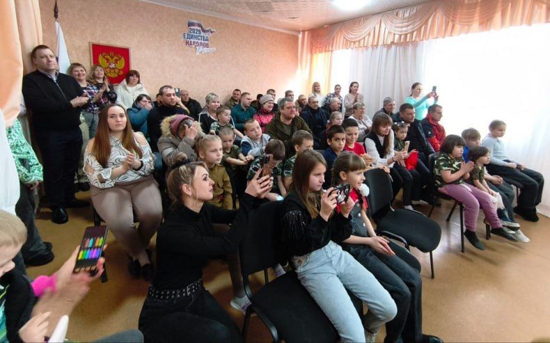 Праздничный концерт «Мужество, доблесть и честь» прошёл в пгт Калининский Праздничный концерт «Мужество, доблесть и честь» прошёл в пгт Калининский