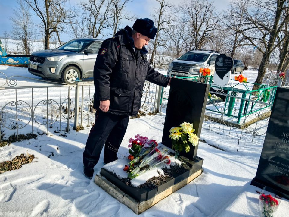 Сегодня, в День защитника Отечества, в Молодогвардейске почтили память старшего лейтенанта милиции Вячеслава Николаевича Литвинова, сотрудника уголовного розыска, который отдал свою жизнь в борьбе с преступностью Сегодня, в День защитника Отечества, в Молодогвардейске почтили память старшего лейтенанта милиции Вячеслава Николаевича Литвинова, сотрудника уголовного розыска, который отдал свою жизнь в борьбе с преступностью