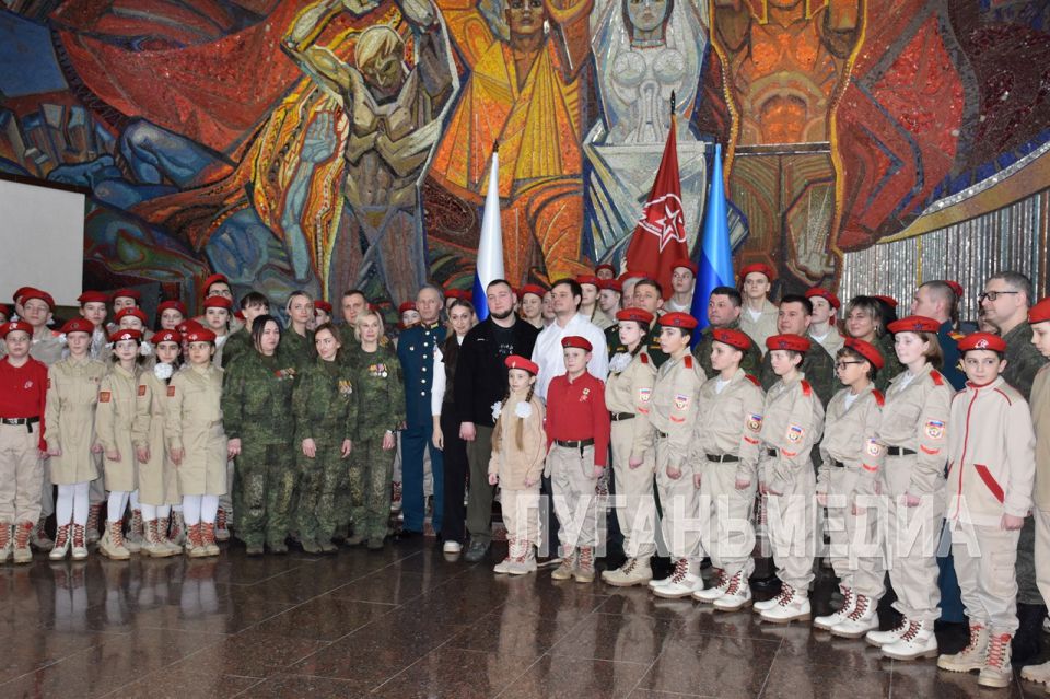 В Краснодоне прошла церемония посвящения в «ЮНАРМИЮ» В Краснодоне прошла церемония посвящения в «ЮНАРМИЮ»