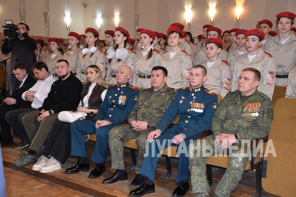 В Краснодоне прошла церемония посвящения в «ЮНАРМИЮ» В Краснодоне прошла церемония посвящения в «ЮНАРМИЮ»