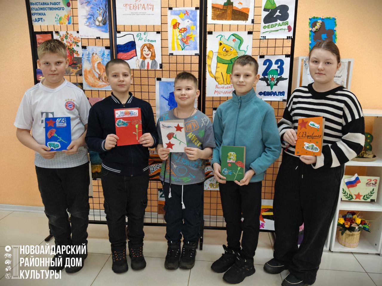 В Новоайдарском районном доме культуры состоялся увлекательный мастер-класс по изготовлению открыток, посвящённый празднику 23 февраля В Новоайдарском районном доме культуры состоялся увлекательный мастер-класс по изготовлению открыток, посвящённый празднику 23 февраля