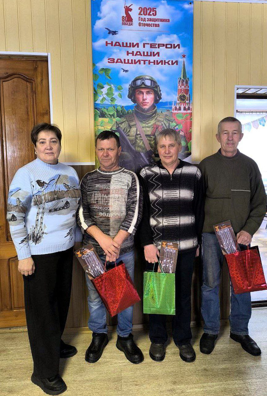 В День защитника Отечества мы отдаем дань уважения и благодарности тем, кто мужественно защищал родную землю от захватчиков, и тем, кто в мирное время несёт нелегкую и ответственную службу В День защитника Отечества мы отдаем дань уважения и благодарности тем, кто мужественно защищал родную землю от захватчиков, и тем, кто в мирное время несёт нелегкую и ответственную службу