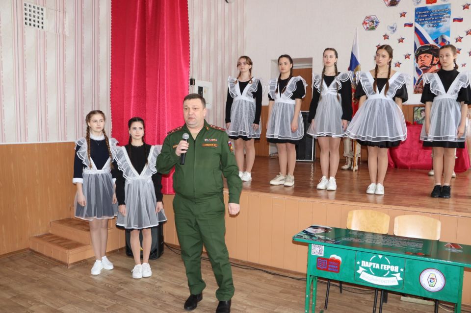 В стахановской школе открыли «Парту Героя» в память о погибшем бойце СВО В стахановской школе открыли «Парту Героя» в память о погибшем бойце СВО
