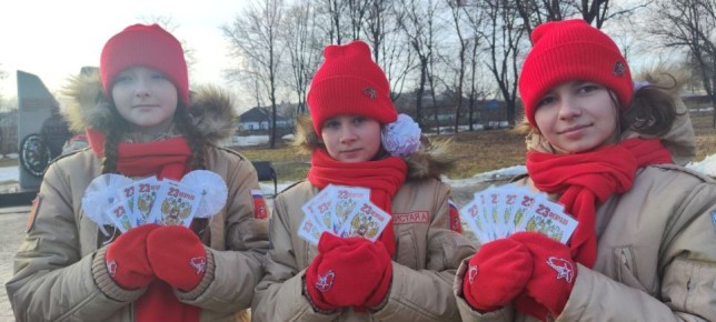 С Днём защитника Отечества поздравили Юнармейцы Свердловского Дома Юнармии мужчин города