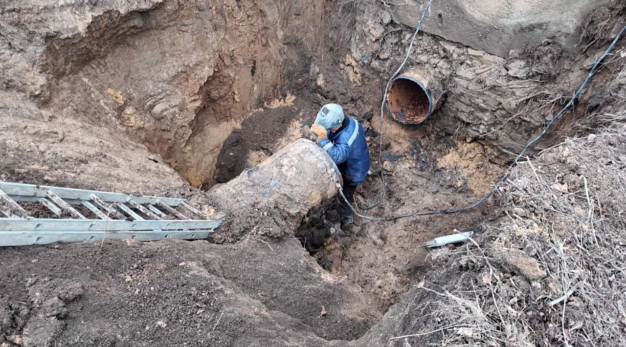 Специалисты компании «ТюменьБурСтрой» заменили участок трубы (диаметром 700) на водоводе в районе шахты Баракова Специалисты компании «ТюменьБурСтрой» заменили участок трубы (диаметром 700) на водоводе в районе шахты Баракова