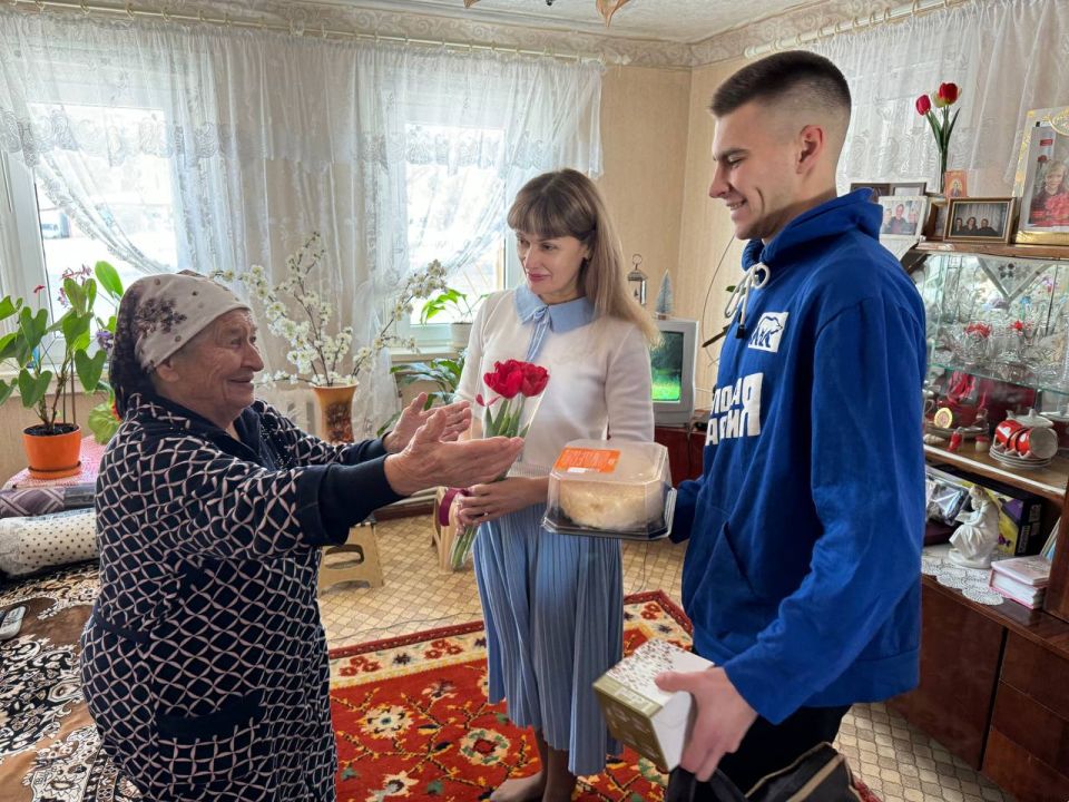Продолжаются поздравления ветеранов с Днём защитника Отечества Продолжаются поздравления ветеранов с Днём защитника Отечества