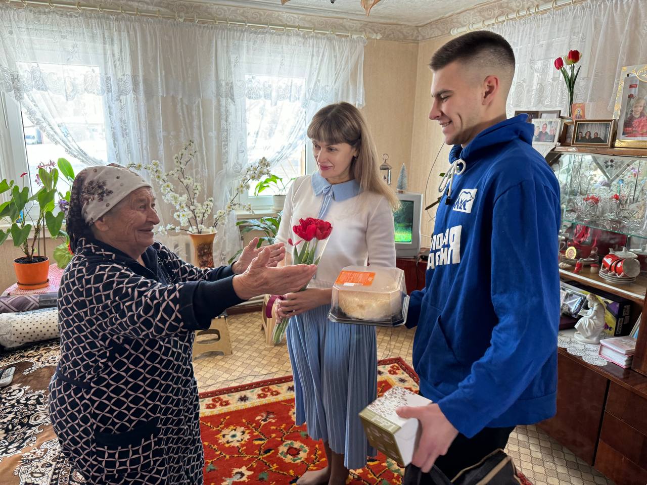 Продолжаются поздравления ветеранов с Днём защитника Отечества Продолжаются поздравления ветеранов с Днём защитника Отечества