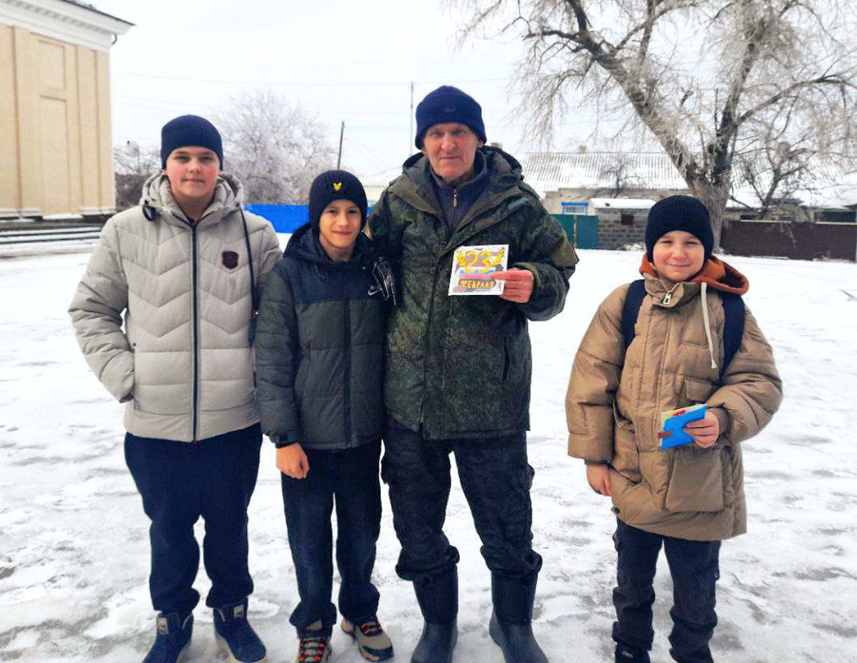 В День защитника Отечества мы отдаем дань уважения и благодарности тем, кто мужественно защищал родную землю от захватчиков, и тем, кто в мирное время несёт нелегкую и ответственную службу В День защитника Отечества мы отдаем дань уважения и благодарности тем, кто мужественно защищал родную землю от захватчиков, и тем, кто в мирное время несёт нелегкую и ответственную службу