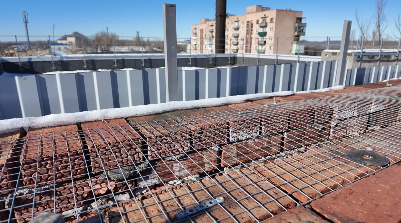 Завершаются работы по капитальному ремонту кровли на Петра Котова, 9. Напомним, что общая площадь покрытия - около 1000 квадратных метров Завершаются работы по капитальному ремонту кровли на Петра Котова, 9. Напомним, что общая площадь покрытия - около 1000 квадратных метров