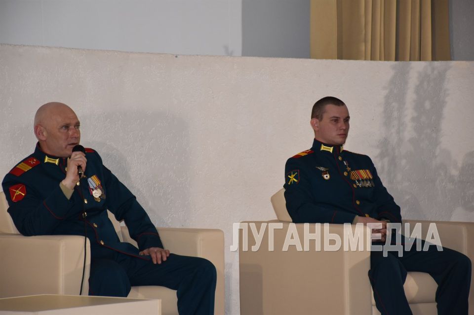 В Краснодоне прошла церемония посвящения в «ЮНАРМИЮ» В Краснодоне прошла церемония посвящения в «ЮНАРМИЮ»
