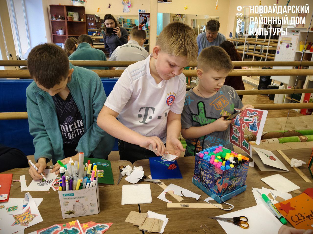 В Новоайдарском районном доме культуры состоялся увлекательный мастер-класс по изготовлению открыток, посвящённый празднику 23 февраля В Новоайдарском районном доме культуры состоялся увлекательный мастер-класс по изготовлению открыток, посвящённый празднику 23 февраля