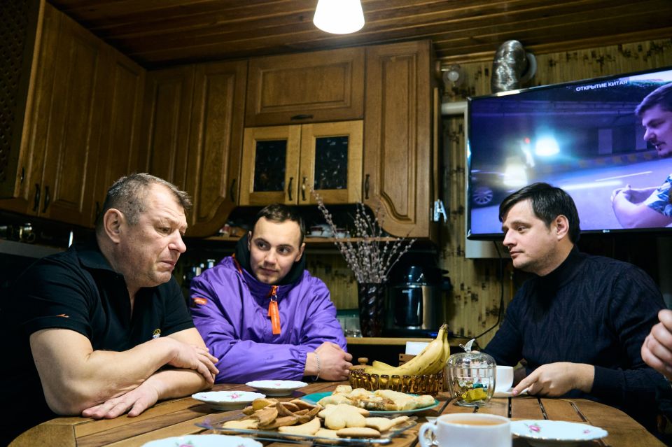 Помощь важна!. Статс-секретарь — заместитель руководителя Росмолодежи Денис Аширов и министр молодёжной политики ЛНР Михаил Голубович вместе с волонтерами регионального штаба #МЫВМЕСТЕ и активистами Молодой Гвардии Единой... Помощь важна!. Статс-секретарь — заместитель руководителя Росмолодежи Денис Аширов и министр молодёжной политики ЛНР Михаил Голубович вместе с волонтерами регионального штаба #МЫВМЕСТЕ и активистами Молодой Гвардии Единой...