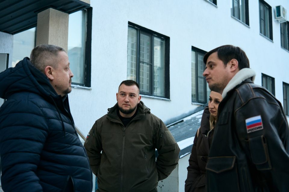 Помощь важна!. Статс-секретарь — заместитель руководителя Росмолодежи Денис Аширов и министр молодёжной политики ЛНР Михаил Голубович вместе с волонтерами регионального штаба #МЫВМЕСТЕ и активистами Молодой Гвардии Единой... Помощь важна!. Статс-секретарь — заместитель руководителя Росмолодежи Денис Аширов и министр молодёжной политики ЛНР Михаил Голубович вместе с волонтерами регионального штаба #МЫВМЕСТЕ и активистами Молодой Гвардии Единой...