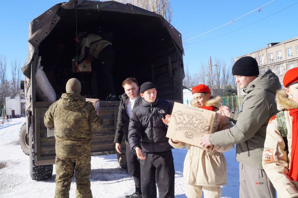 «С заботой о тех, кто на посту: Стаханов передал привет из дома бойцам» «С заботой о тех, кто на посту: Стаханов передал привет из дома бойцам»