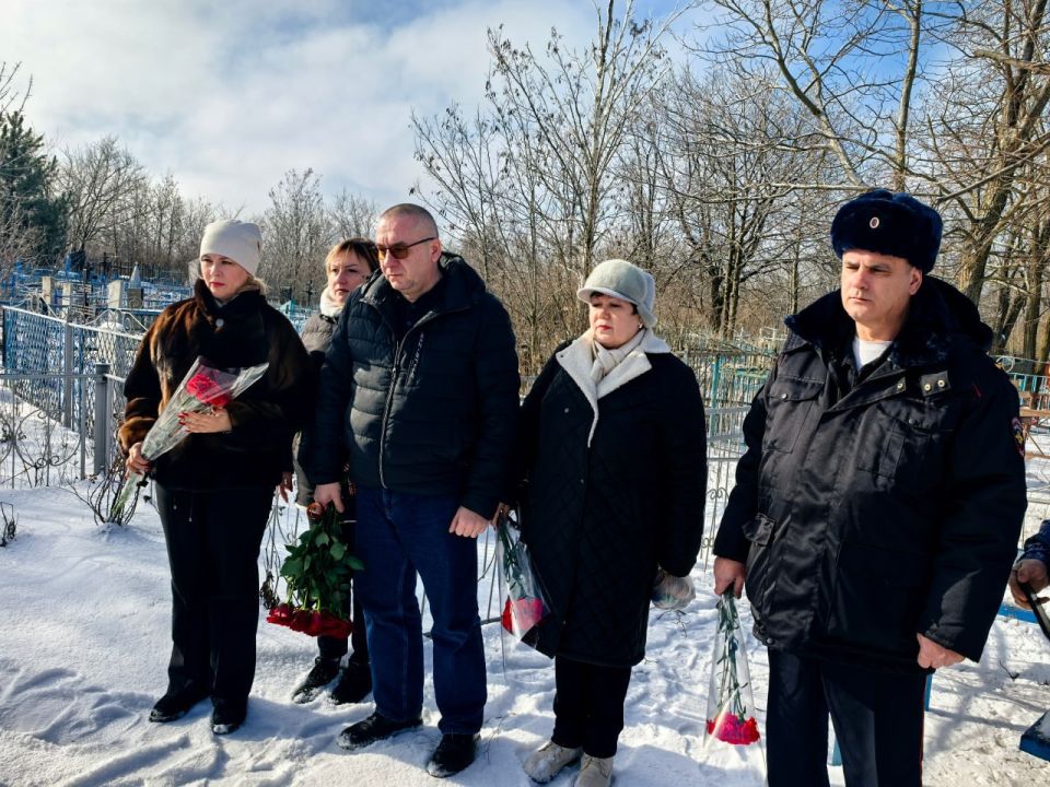 В День защитника Отечества в Молодогвардейске почтили память старшего лейтенанта милиции Вячеслава Николаевича Литвинова, сотрудника уголовного розыска, который отдал свою жизнь в борьбе с преступностью В День защитника Отечества в Молодогвардейске почтили память старшего лейтенанта милиции Вячеслава Николаевича Литвинова, сотрудника уголовного розыска, который отдал свою жизнь в борьбе с преступностью