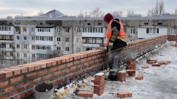 Специалисты строительной компании «СТИЛЛ» приступили к капитальному ремонту кровли на Лютикова, 27. Сейчас поднимается парапет, после этого начнут возводить «шатёр»