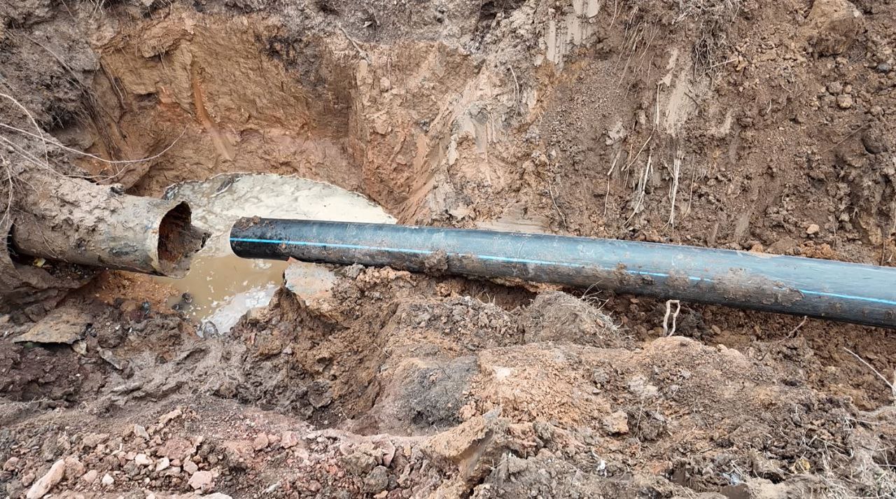 Специалисты компании «ТюменьБурСтрой» заменили участок трубы (диаметром 700) на водоводе в районе шахты Баракова