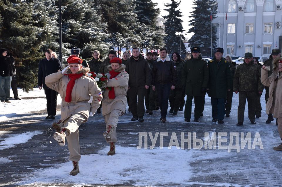 В Краснодоне прошла церемония посвящения в «ЮНАРМИЮ» В Краснодоне прошла церемония посвящения в «ЮНАРМИЮ»