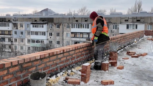 Специалисты строительной компании «СТИЛЛ» приступили к капитальному ремонту кровли на Лютикова, 27. Сейчас поднимается парапет, после этого начнут возводить «шатёр»